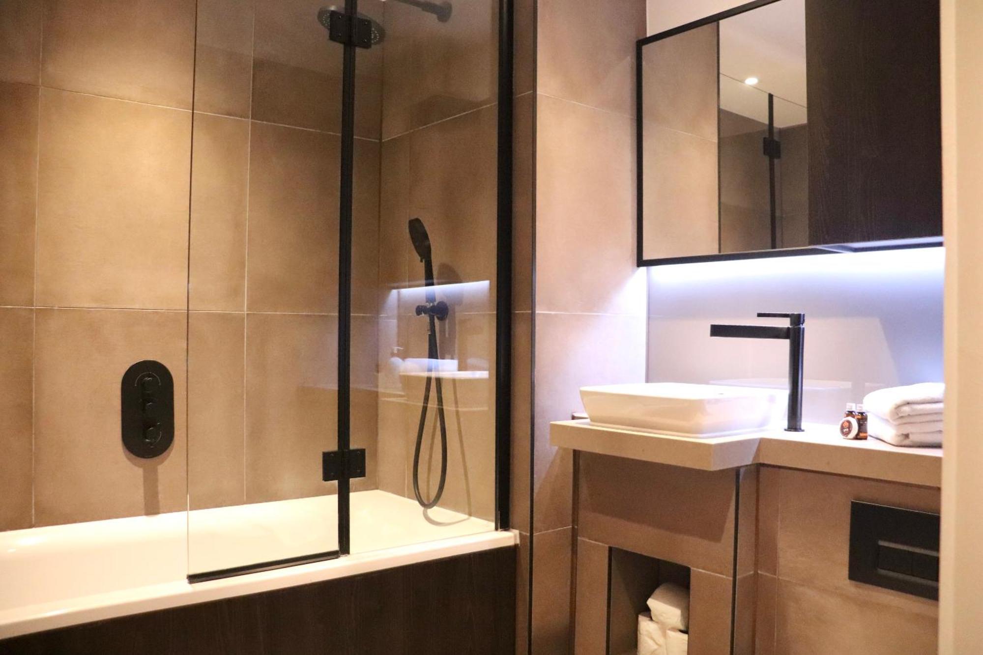 Apartment Luxury 2 Bed Apartment Vauxhall, Balcony, Sleeps 4, Central London - Open For Business Stays, Long Stays, Families Relocating *