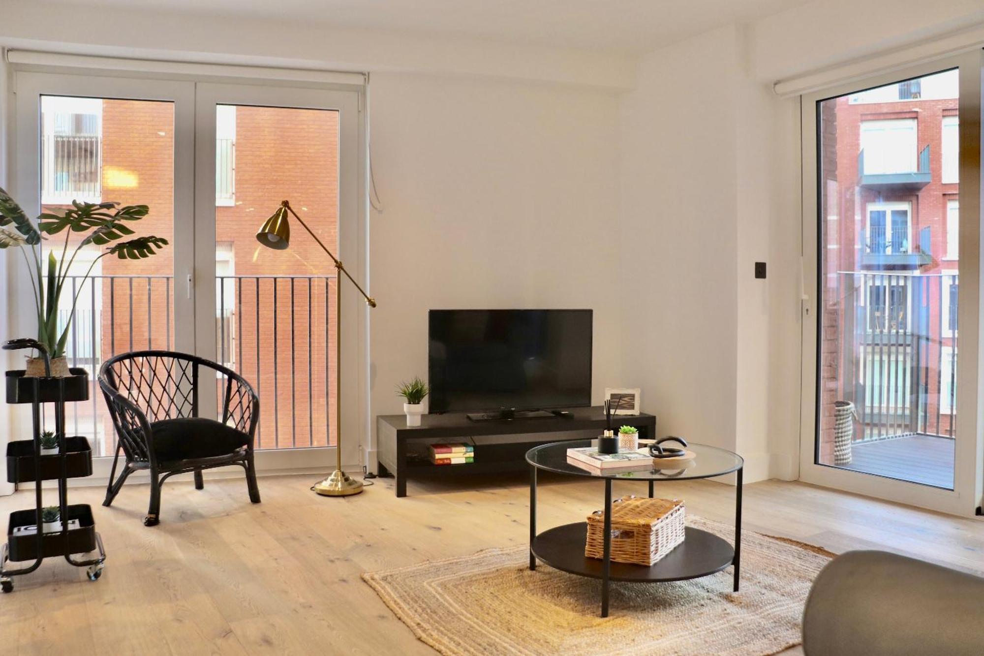Luxury 2 Bed Apartment Vauxhall, Balcony, Sleeps 4, Central London - Open For Business Stays, Long Stays, Families Relocating London